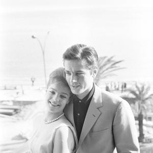 Mai 1962, Cannes, France : L'actrice française d'origine allemande Romy Schneider et l'acteur, réalisateur et chanteur français Alain Delon se donnent l'accolade lors du 15e festival de Cannes. Le couple s'est fiancé entre 1958 et 1963. © Zuma Press/Bestimage