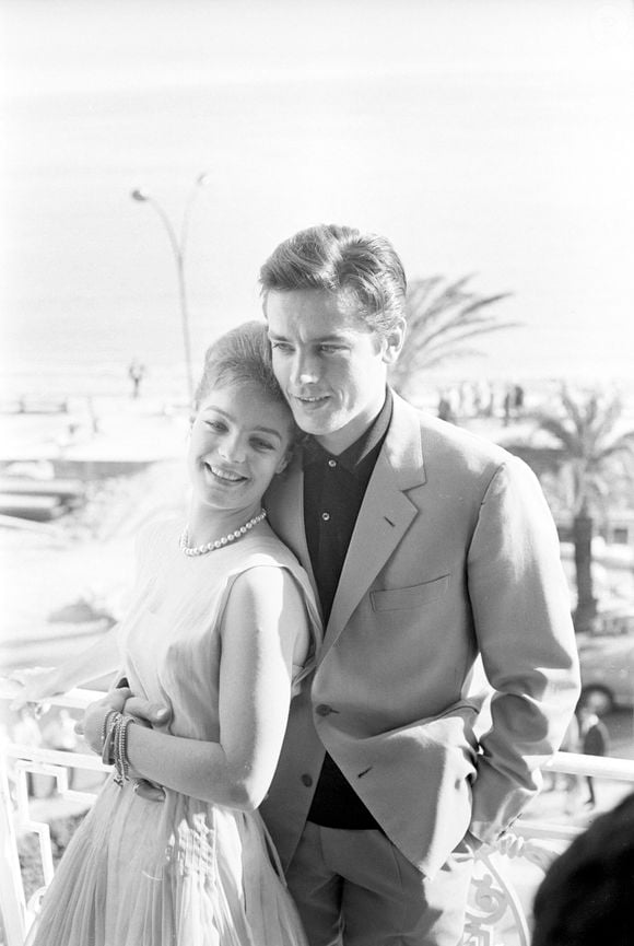 Mai 1962, Cannes, France : L'actrice française d'origine allemande Romy Schneider et l'acteur, réalisateur et chanteur français Alain Delon se donnent l'accolade lors du 15e festival de Cannes. Le couple s'est fiancé entre 1958 et 1963. © Zuma Press/Bestimage