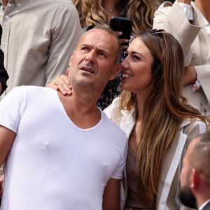 Roger Erhart et sa compagne Delphine Wespiser, Miss France 2012 - Célébrités dans les tribunes des internationaux de France de Roland Garros à Paris le 31 mai 2022. © Cyril Moreau - Dominique Jacovides/Bestimage