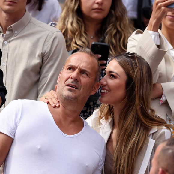 Roger Erhart et sa compagne Delphine Wespiser, Miss France 2012 - Célébrités dans les tribunes des internationaux de France de Roland Garros à Paris le 31 mai 2022. © Cyril Moreau - Dominique Jacovides/Bestimage