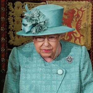 Et notamment à cet article du magazine Point de Vue, datant de 2017, dans lequel nos confrères font 90 confidences sur la Reine.

La reine Elisabeth II d'Angleterre - Arrivée de la reine Elizabeth II et discours à l'ouverture officielle du Parlement à Londres le 19 décembre 2019. Lors de son discours, la reine a dévoilé son plan décennal pour mettre à profit le Brexit et relancer le système NHS. 