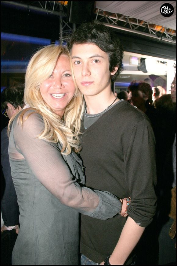 Ensemble, ils ont eu un fils prénommé Milan.

Fiona Gélin et son fils Milan - Soirée à "La Ménagerie" au Club de l'Etoile. Le 4 avril 2007. © BALDINI / BESTIMAGE