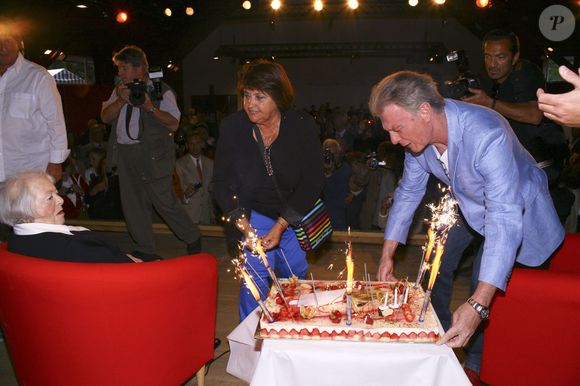 Archives - Herbert Léonard et Léo Marjane - Léo Marjane fête ses 100 ans, en compagnie de ses amis, à la salle des fêtes de Barbizon , le 31 août 2012.
©JLPPA / Bestimage