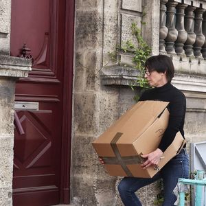 Hélène, la soeur de Pierre Palmade, ramène de prison les affaires de son frère - Pierre Palmade est sorti de la prison de Bordeaux, il purgera sa peine sous bracelet électronique à son domicile. Le 16 avril 2025
Agence / Bestimage