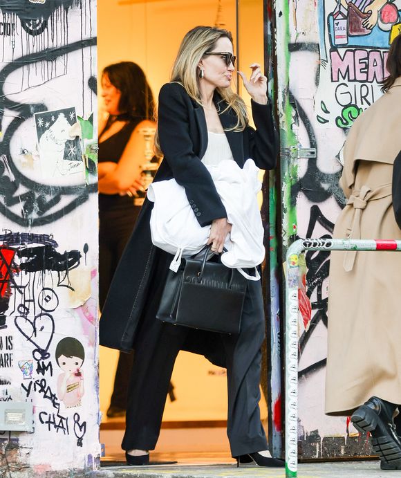 Cette nouvelle séparation va-t-elle lui faire perdre foi en l'amour ?

03/07/2025 : Angelina Jolie photographiée sortant d'un magasin à New York. 

Photo : The ImageDirect / Bestimage