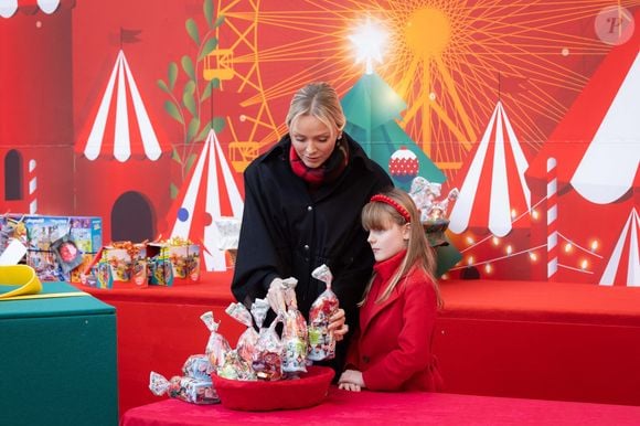 La princesse Charlène de Monaco, La princesse Gabriella de Monaco, comtesse de Carladès - La famille princière de Monaco offre les traditionnels cadeaux de Noël aux enfants monégasques dans la Cour du Palais Princier, le 18 décembre 2024. 
© Olivier Huitel / Pool Monaco / Bestimage