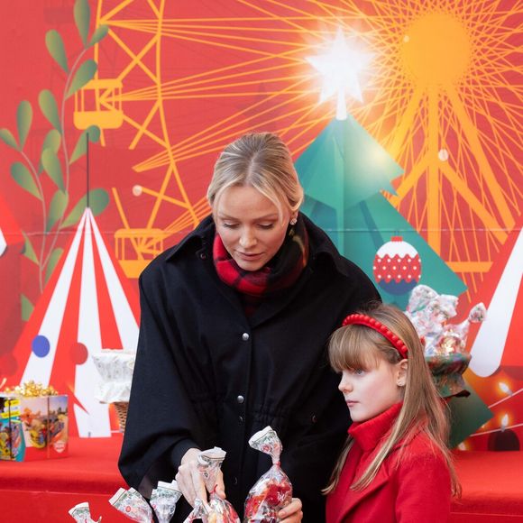 La princesse Charlène de Monaco, La princesse Gabriella de Monaco, comtesse de Carladès - La famille princière de Monaco offre les traditionnels cadeaux de Noël aux enfants monégasques dans la Cour du Palais Princier, le 18 décembre 2024. 
© Olivier Huitel / Pool Monaco / Bestimage