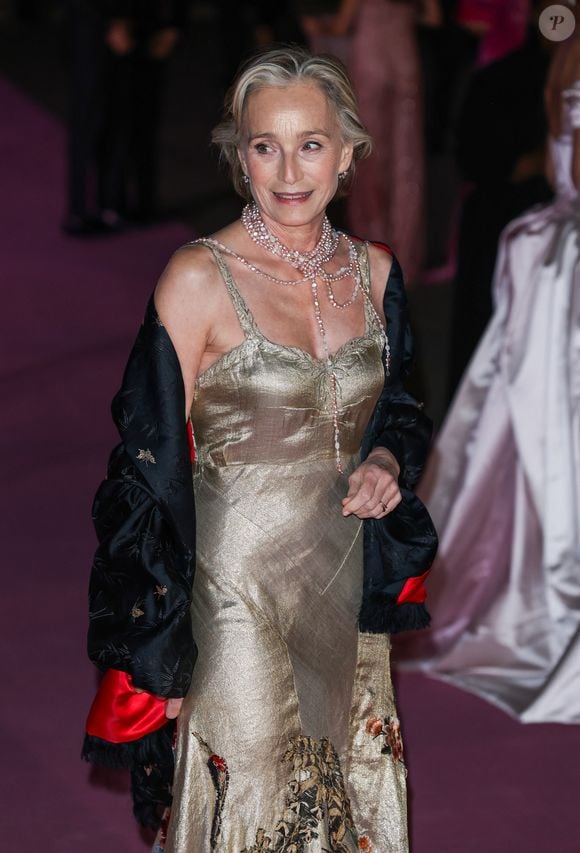 Impossible, aussi, de ne pas citer Kristin Scott Thomas, faite Dame Commander de l'ordre de l'Empire britannique en 2015. 

Dame Kristin Scott Thomas sur le tapis rose du photocall du bal du British Museum 2025 à Londres, Royaume Uni, le 18 octobre 2025. © GoffPhotos/Bestimage