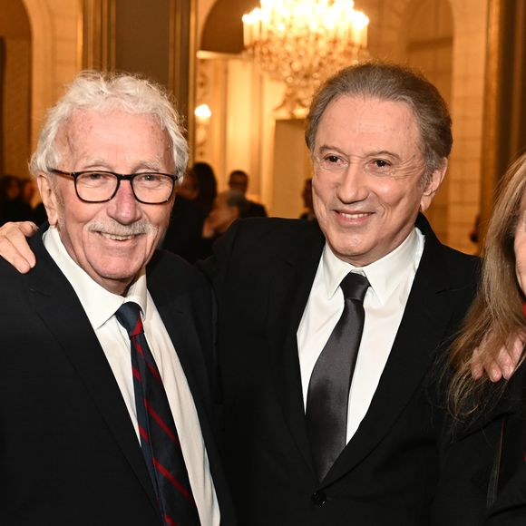 Exclusif - Michel Drucker, Jacques vendroux et Françoise Boulain. M.Drucker reçoit la médaille de Commandeur de la Légion d’honneur par le président de la République Française Emmanuel Macron au palais de l'Elysée à Paris, le 13 février 2025. 
© Guillaume Gaffiot / Bestimage