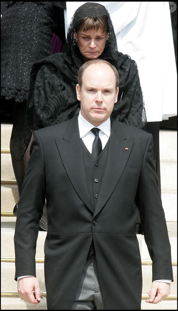 Le prince Albert II de Monaco et sa soeur la princesse Stéphanie de Monaco - Obsèques du prince Rainier III dans la cathédrale de Monaco le 15 avril 2005  ASLAN-JACOVIDES / BESTIMAGE