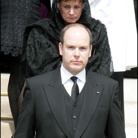 Le prince Albert II de Monaco et sa soeur la princesse Stéphanie de Monaco - Obsèques du prince Rainier III dans la cathédrale de Monaco le 15 avril 2005  ASLAN-JACOVIDES / BESTIMAGE