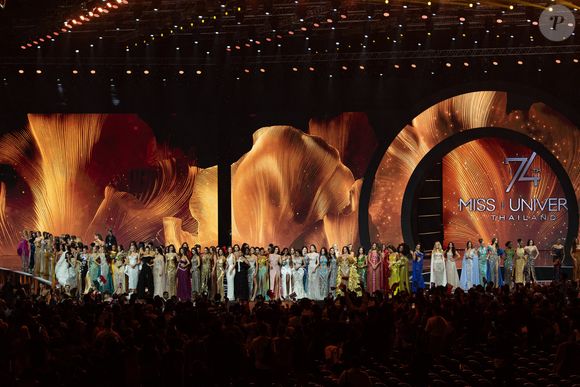 Le comité souligne tout d'abord que dès lors que l'incident s'est produit "des mesures immédiates ont été prises pour assurer sa sécurité et son bien-être". 

Les candidates posent pour une photo lors de la 74e compétition préliminaire de Miss Univers 2025 au Centre d'exposition et de convention IMPACT, le 19 novembre 2025 dans la province de Nonthaburi, en Thaïlande. Photo par Teera Noisakran/SPUS/ABACAPRESS.COM