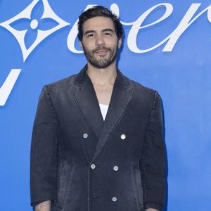 Malgré cette expérience difficile, Tahar Rahim estime qu'une transformation physique reste parfois indispensable lorsqu'elle est nécessaire au personnage.

Tahar Rahim au photocall du défilé Homme Louis Vuitton Printemps/Été 2025 dans le cadre de la Fashion Week de Paris, France, le 18 juin 2024.

© Olivier Borde/Bestimage