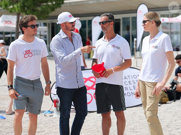 La princesse était accompagnée de son frère Gareth, très impliqué dans sa fondation.

La princesse Charlène de Monaco, son frère Gareth Wittstock et Pierre Frolla lors de la journée "Water Safety Day, pour la prévention de la noyade" sur la plage du Larvotto de Monaco, le 17 juin 2025. Cet événement est organisé par sa Fondation, le Centre de Sauvetage Aquatique de Monaco (CSAM) en partenariat avec la Croix-Rouge monégasque. © Claudia Albuquerque/Bestimage