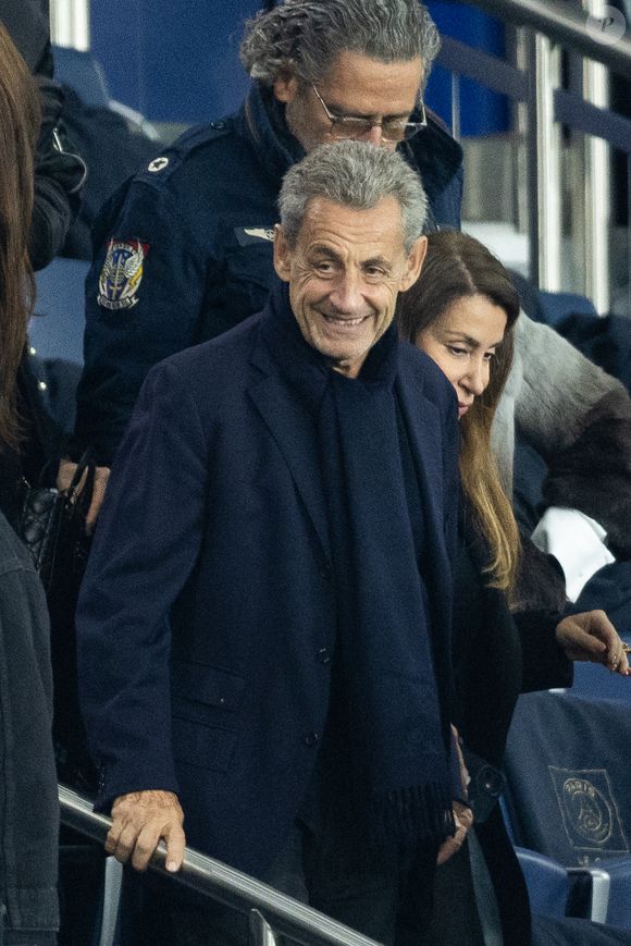 Nicolas Sarkozy dans les tribunes lors du match de Ligue 1 McDonald's "PSG - Auxerre (2-0)" au Parc des Princes à Paris, le 27 septembre 2025. © Cyril Moreau/Bestimage