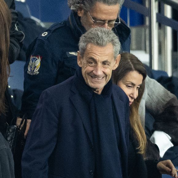Nicolas Sarkozy dans les tribunes lors du match de Ligue 1 McDonald's "PSG - Auxerre (2-0)" au Parc des Princes à Paris, le 27 septembre 2025. © Cyril Moreau/Bestimage