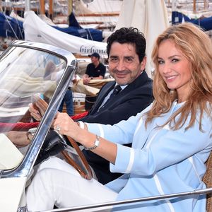 Selon lui, Adriana ne passe que "huit à dix jours par mois" auprès de l’enfant, ce qu’il juge insuffisant. 

Adriana Karembeu et son mari André (Aram)  Ohanian sont au Yacht Club de Monaco dans le cadre de la 12 ème Monaco Classic Week à Monaco le 10 septembre 2015. JUNIOR / BESTIMAGE