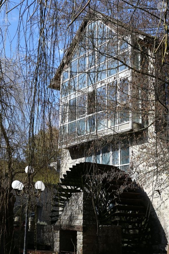 Le projet prévoit un hôtel haut de gamme avec restaurant et spa.

Rassemblement pour les 40 ans de la mort de Claude François à l'église de Dannemois et au cimetière puis visite du moulin ou il habitait le 11 mars 2018. Photo par Agence/Bestimage