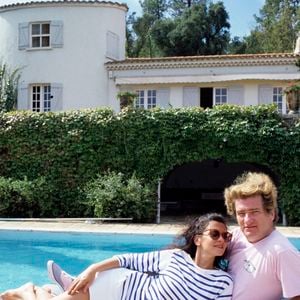 Archives -  En France, à Saint-Tropez, Eddy Mitchell et sa femme Muriel, posant  dans leur villa ' Le clos des moines" le 3 septembre 1983. Jean Lenoir via Bestimage