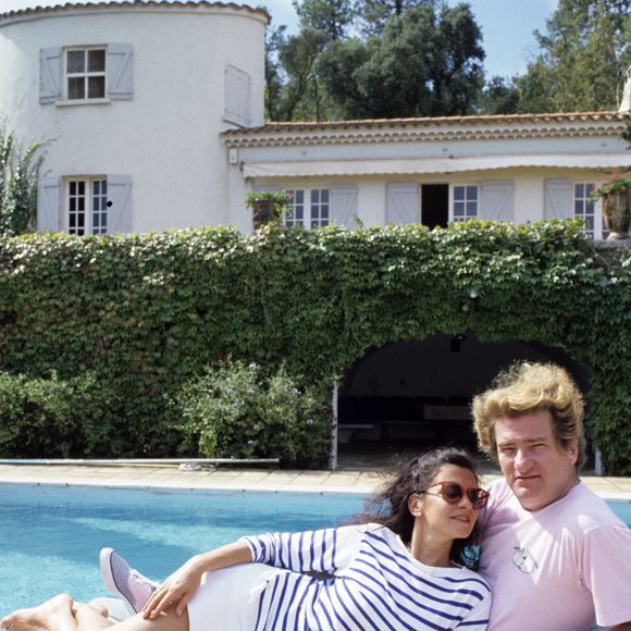 Archives -  En France, à Saint-Tropez, Eddy Mitchell et sa femme Muriel, posant  dans leur villa ' Le clos des moines" le 3 septembre 1983. Jean Lenoir via Bestimage