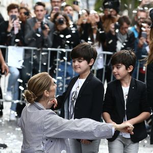 Eddy et Nelson Angelil - Celine Dion quitte l'hôtel Royal Monceau avec ses enfants et prend un jet privé au Bourget le 10 août 2017.