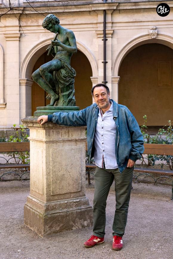 Michel Bussi dans la cour du Musée des Beaux Arts lors de la 22ème édition du festival Quais du Polar à Lyon le 5 avril 2026. Photo Sandrine Thesillat / PsNewZ / Bestimage