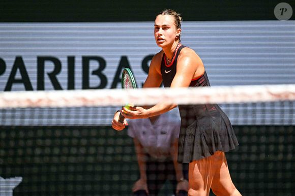 Une parrure qui a attiré l'attention des téléspectateurs.

Aryna Sabalenka - Match lors des Internationaux de France de Tennis de Roland Garros 2026, le 26 mai 2026.
© Baptiste Autissier / PsnewZ / Bestimage