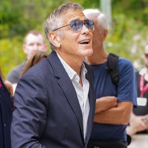 L'acteur se trouve actuellement en Italie dans le cadre de la 82e édition du Festival international du film de Venise

George Clooney arrive à l'hôtel Excelsior durant la 82e édition du Festival international du film de Venise (La Mostra, ndlr) le mercredi 27 août 2025 en Italie. (Photo by Lucia Sabatelli / Bestimage)