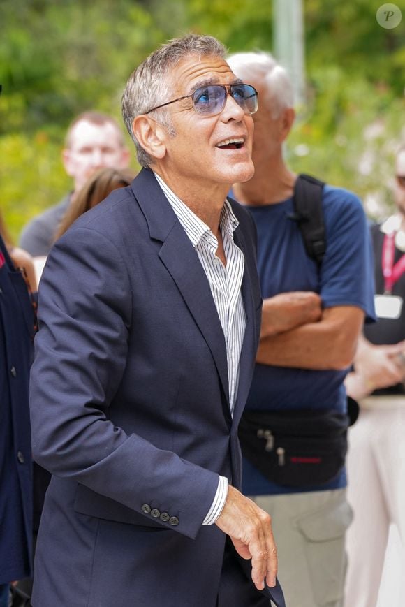 L'acteur se trouve actuellement en Italie dans le cadre de la 82e édition du Festival international du film de Venise

George Clooney arrive à l'hôtel Excelsior durant la 82e édition du Festival international du film de Venise (La Mostra, ndlr) le mercredi 27 août 2025 en Italie. (Photo by Lucia Sabatelli / Bestimage)