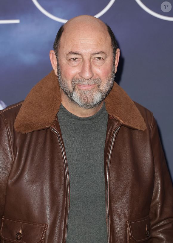 Il se souvient d’une enfance heureuse malgré la sévérité de son père et les moyens modestes de sa famille, qui s’efforçait de lui offrir ce qu’il désirait.

Kad Merad - Avant-première de la série "Belphegor" au cinéma Pathé Palace à Paris le 10 décembre 2025. © Coadic Guirec/Bestimage