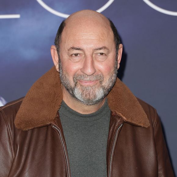 Il se souvient d’une enfance heureuse malgré la sévérité de son père et les moyens modestes de sa famille, qui s’efforçait de lui offrir ce qu’il désirait.

Kad Merad - Avant-première de la série "Belphegor" au cinéma Pathé Palace à Paris le 10 décembre 2025. © Coadic Guirec/Bestimage