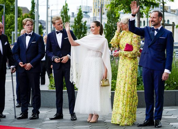 Le prince Sverre Magnus, Marius Borg Høiby, La princesse Ingrid Alexandra de Norvège, la princesse Mette Marit et le prince Haakon - La princesse Ingrid Alexandra de Norvège fête ses 18 ans lors d'un dîner de gala offert par le gouvernement à la bibliothèque nationale de Oslo le 16 juin 2022.  © Lise Ã…Serud/NTB Scanpix via ZUMA Press / Bestimage