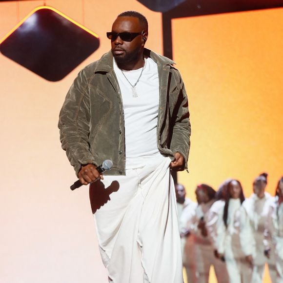 Gims sur scène lors de la 40ème édition des Victoires de la Musique à la Seine Musicale à Boulogne-Billancourt, France, le 13 février 2025. © Christophe Clovis/Bestimage