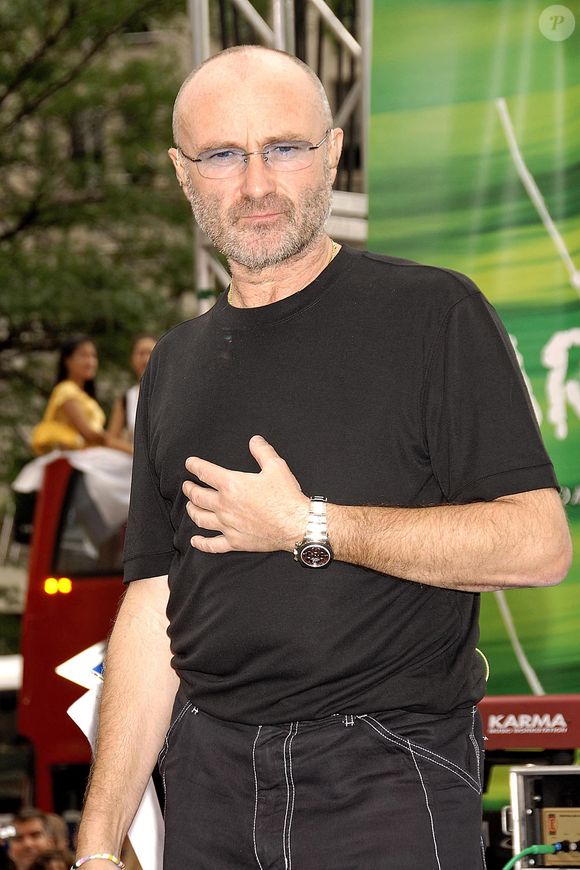 Phil Collins interprète des chansons de "Tarzan", une pièce de théâtre de Broadway, lors de la série de concerts The Early Show CBS, à New York City, NY, USA, le 23 juin 2006. Photo Bill Davila/Startraks/ABACAPRESS.COM
