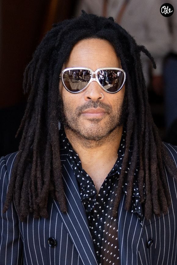 "Le concert du mardi 11 août est reporté au jeudi 13 août 2026." La raison de ce changement est l'état de santé du chanteur. 

Lenny Kravitz lors des Internationaux de France de Tennis de Roland Garros 2026, à Paris, France, le 7 juin 2026. © Jacovides-Moreau/Bestimage