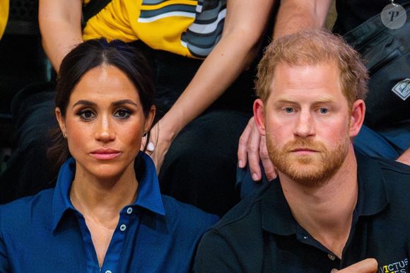 Meghan Markle et le prince Harry ont décidé d'agir et ont recueilli à leur domicile de Montecito, loin des flammes, leurs amis et proches dans le besoin.

Le prince Harry, et son épouse, Meghan Markle