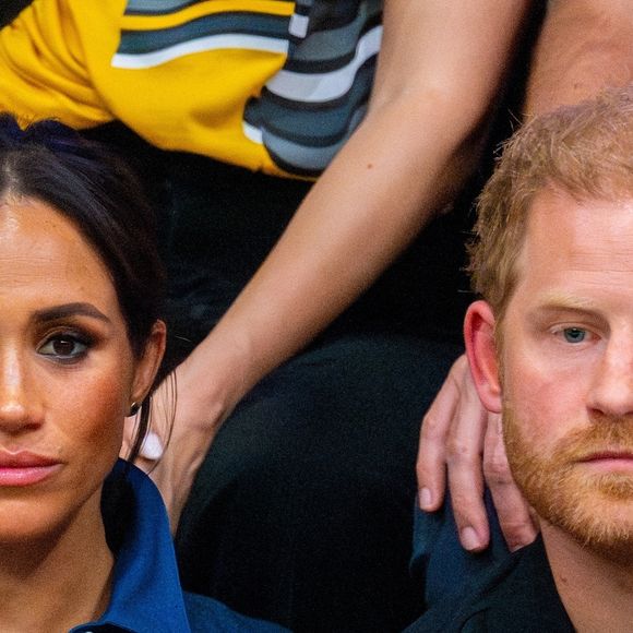 Meghan Markle et le prince Harry ont décidé d'agir et ont recueilli à leur domicile de Montecito, loin des flammes, leurs amis et proches dans le besoin.

Le prince Harry, et son épouse, Meghan Markle