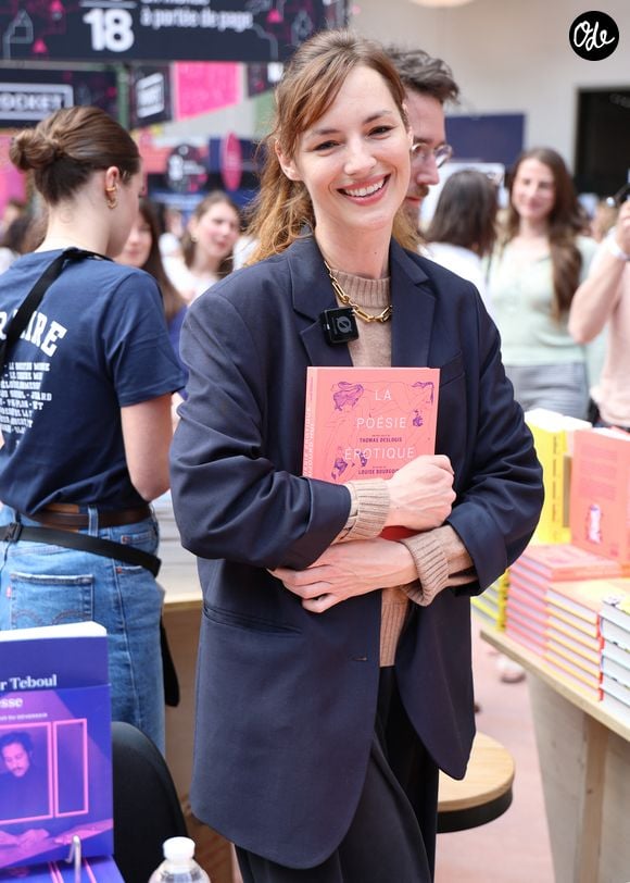 Louise Bourgoin lors du 5ème festival du Livre de Paris au Grand Palais à Paris, France, le 18 avril 2026. Les 17, 18 et 19 avril 2026, le Festival du livre de Paris célébrera les livres et la lecture, sous toutes ses formes, pour tous les publics. © Denis Guignebourg/BestImage