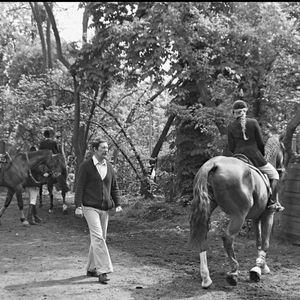 Il possédait d'ailleurs un haras réputé, situé non loin de sa maison qui se trouvait dans un petit village de 2000 habitants. Ses voisins se rappellent de l'homme qu'il était.

Archives - Jean Rochefort en 1977.
AGENCE / BESTIMAGE