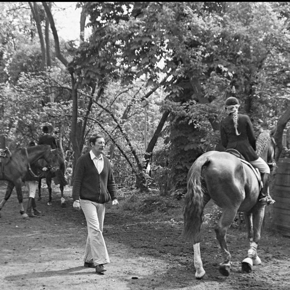 Il possédait d'ailleurs un haras réputé, situé non loin de sa maison qui se trouvait dans un petit village de 2000 habitants. Ses voisins se rappellent de l'homme qu'il était.

Archives - Jean Rochefort en 1977.
AGENCE / BESTIMAGE