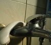 Un paquet d'acide citrique coûte seulement quelques euros en grande surface.

Ce produit a quelques euros est la solution miracle au calcaire dans la salle de bain.