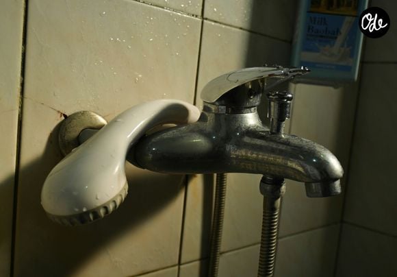Un paquet d'acide citrique coûte seulement quelques euros en grande surface.

Ce produit a quelques euros est la solution miracle au calcaire dans la salle de bain.