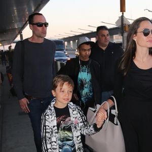 Angelina Jolie tenant la main de son fils Knox, son aîné Maddox les suit derrière - Arrivées à l'aéroport JFK de New York le 17 juin 2016.
Bestimage