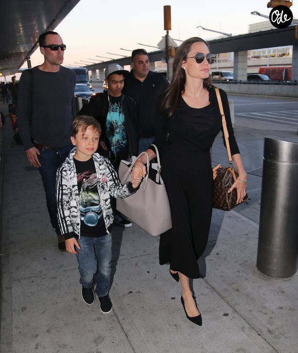 Angelina Jolie tenant la main de son fils Knox, son aîné Maddox les suit derrière - Arrivées à l'aéroport JFK de New York le 17 juin 2016.
Bestimage