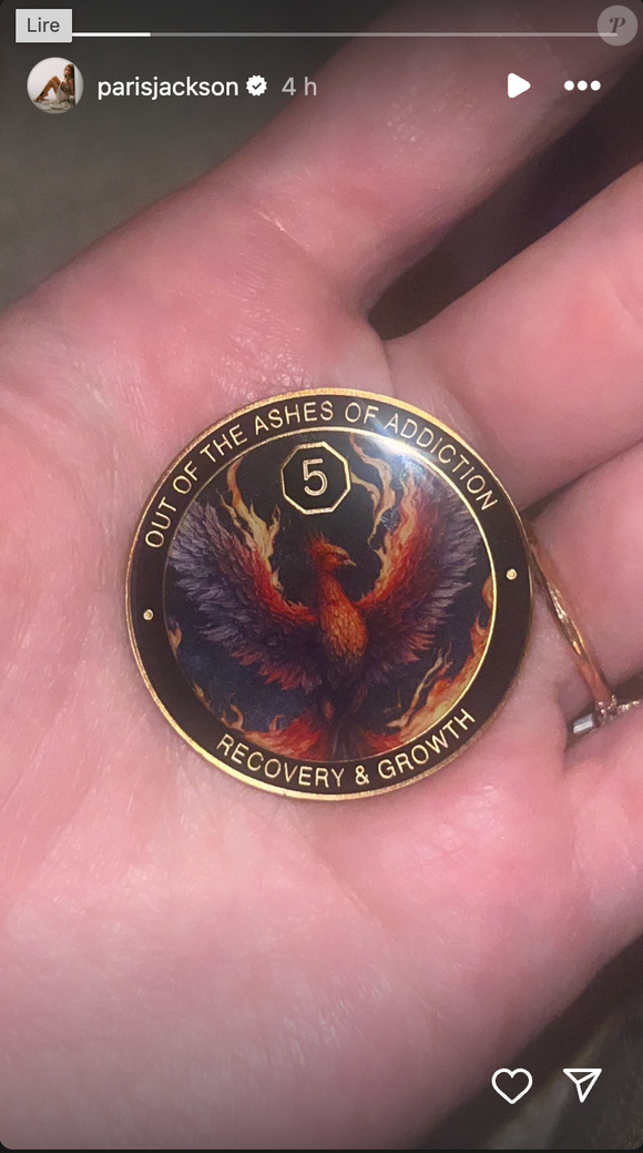 En janvier 2020, Paris Jackson décide de tout arrêter et de devenir sobre. Un choix payant qu'elle célébrait sur Instagram en janvier 2025 en publiant sa médaille de 5 ans de sobriété.

Paris Jackson © Instagram