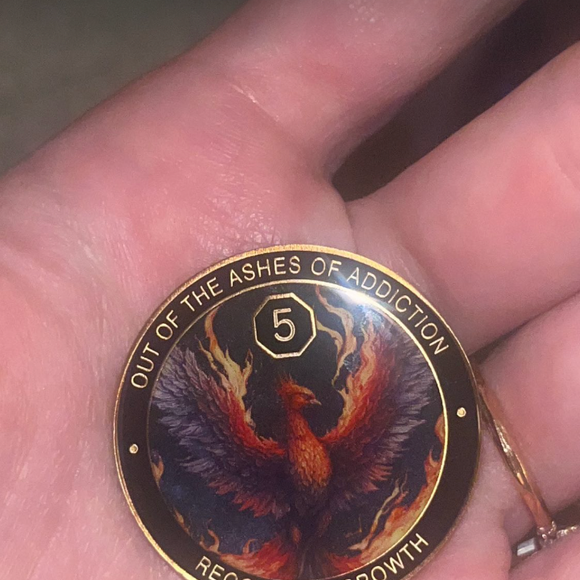 En janvier 2020, Paris Jackson décide de tout arrêter et de devenir sobre. Un choix payant qu'elle célébrait sur Instagram en janvier 2025 en publiant sa médaille de 5 ans de sobriété.

Paris Jackson © Instagram