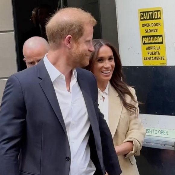 Le prince Harry, duc de Sussex et Meghan Markle, duchesse de Sussex, quittent leur hôtel par une porte dérobée à New York, le 23 avril 2025.

Backgrid USA / Bestimage