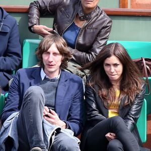 Mais l'homme de sa vie, c'est Nicolas, un passionné de musique qui travaille dans l'ombre de l'industrie du show-business...

Olivia Ruiz et son compagnon Nicolas Preschey - Jour 9 - People aux Internationaux de France de tennis a Roland-Garros le 3 juin 2013. Jacovides / Agence / Bestimage