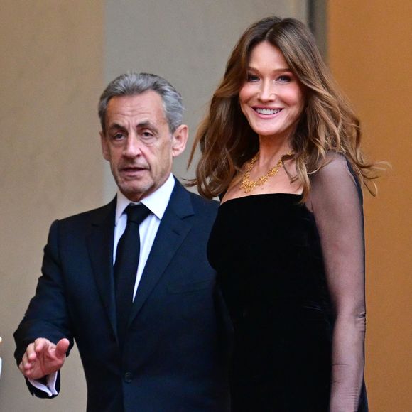 Nicolas Sarkozy et sa femme Carla Bruni (robe Ralph Lauren)  - Arrivées des personnalités au dîner d’État en l’honneur du président brésilien et de sa femme au palais présidentiel de l’Élysée à Paris le 5 juin 2025.
© Christian Liewig / Bestimage