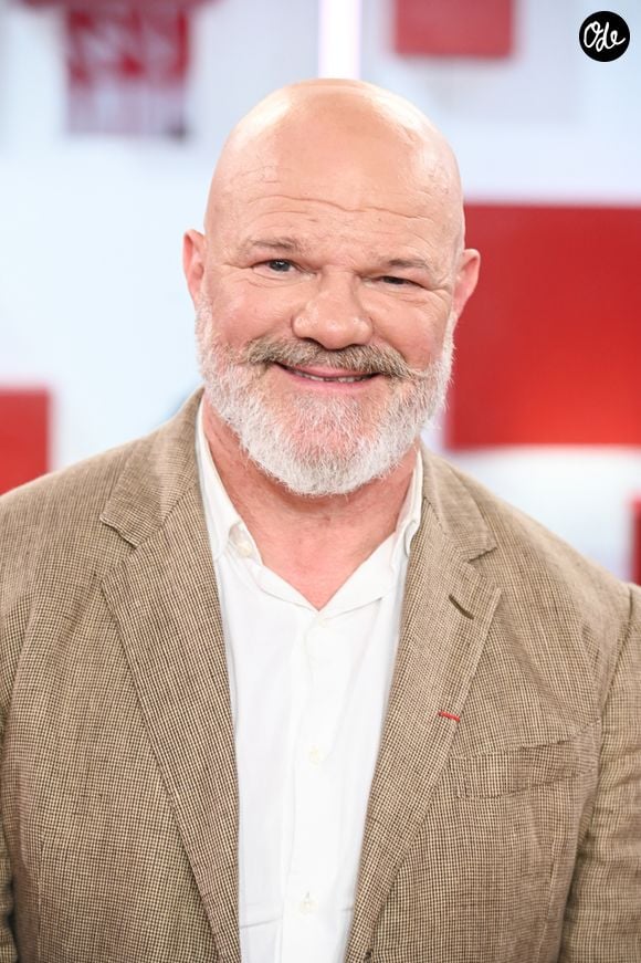 Une nouvelle façon, pour celui qui n’hésite jamais à retrousser ses manches, de mettre sa popularité au service de ceux qui traversent aujourd’hui une épreuve difficile.

Philippe Etchebest lors de l'enregistrement de l'émission Vivement dimanche au studio © Guillaume Gaffiot/Bestimage